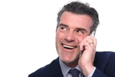 Cep telefonu üzerinde konuşurken beyaz eski işadamı