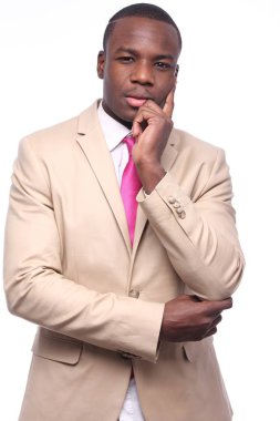 Beyaz arka plan üzerinde düşünme siyah iş adamı