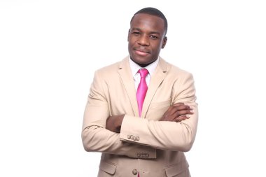 Gülümseyen siyah işadamı poz