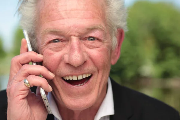Cep Telefonu Üzerinde Konuşurken Yaşlı Beyaz Adam — Stok fotoğraf