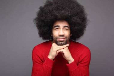 Mutlu siyah adam poz