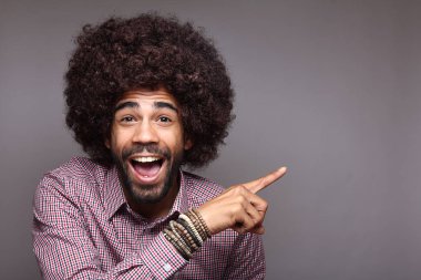 Kabarık saçlı zenci adam çığlık 