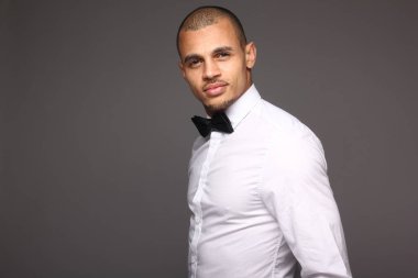 Siyah adam poz gülümseyen