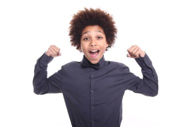 Güzel bir çocuk kutluyor