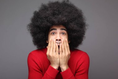 Şaşırmış siyah adam poz