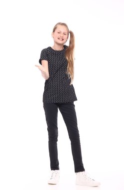 Güzel küçük kız gülümsüyor