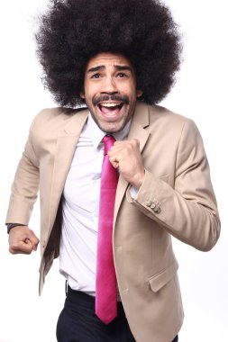 Beyaz arka plan üzerinde siyah işadamı çalıştıran