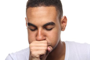 Siyah genç adam öksürük