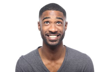 Siyah adam poz gülümseyen