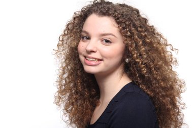 Güzel beyaz kız gülümsüyor