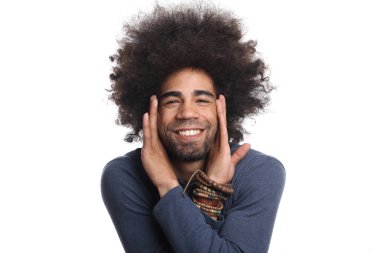 Beyaz arka plan üzerinde mutlu siyah adam