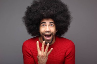 Siyah adam poz çığlık