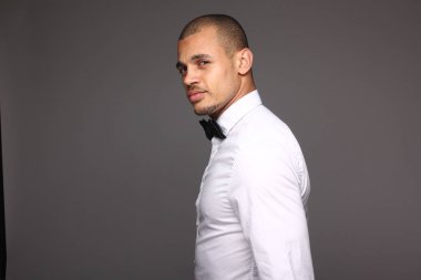 siyah adam Studio poz