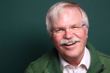 Yaşlı beyaz adam gülümsüyor