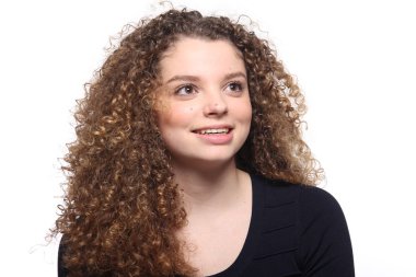 Güzel beyaz kız gülümsüyor