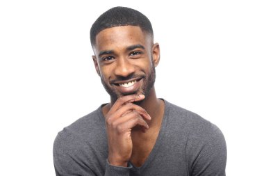 Siyah adam poz gülümseyen