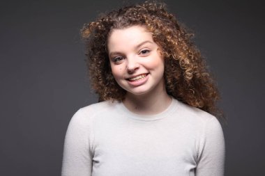 Güzel beyaz kız gülümsüyor