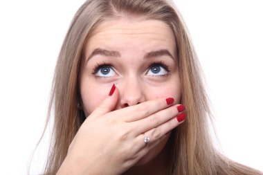 Güzel beyaz kız ağzına koruyor