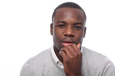 Siyah adam hakkında bir şey düşünüyor