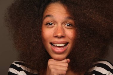 Mutlu siyah kadın portre