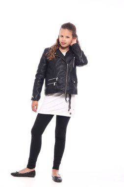 Güzel küçük kız düşünüyor