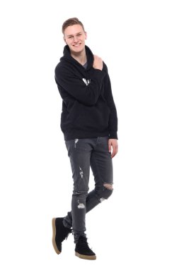 Beyaz genç adam gülümsüyor