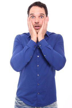 Genç Beyaz adam şaşırır