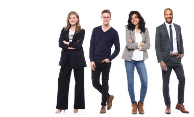 Çok ırklı insanlar kümesi beyaz arka plan üzerinde poz