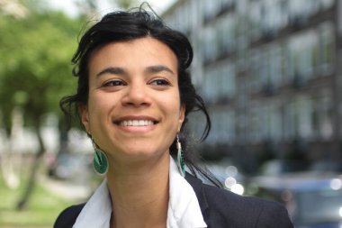 Açık havada gülümseyen güzel Afro-Amerikan kadın