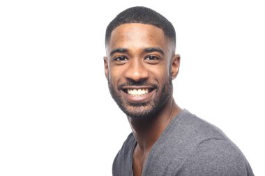 Siyah adam poz gülümseyen