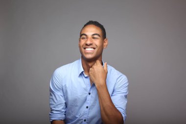 Siyah adam poz gülümseyen