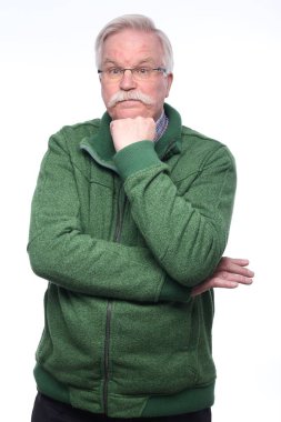 Yaşlı beyaz adam ciddi