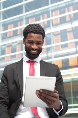 Tablet Pc kullanma siyah iş adamı