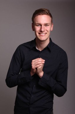 Beyaz genç adam gülümsüyor