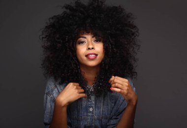 Güzel bir Afro-Amerikan kadın poz