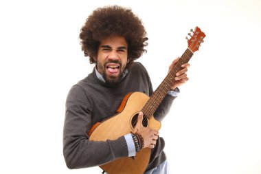 Siyah adam akustik gitar çalmaya