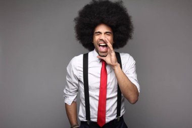 Siyah işadamı poz çığlık