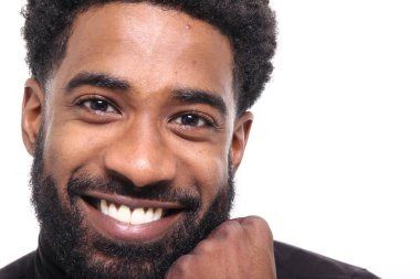 Siyah adam poz gülümseyen