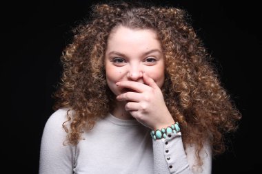 Güzel beyaz kız gülümsüyor