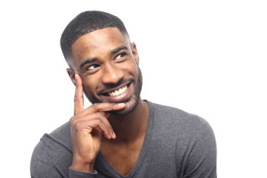 Siyah adam poz gülümseyen