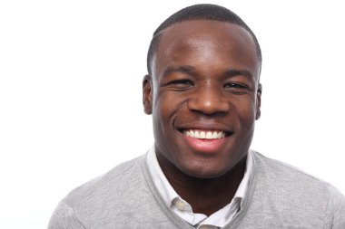 Siyah adam poz gülümseyen