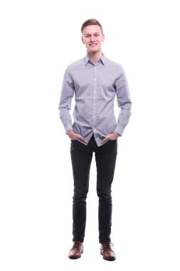 Beyaz genç adam gülümsüyor