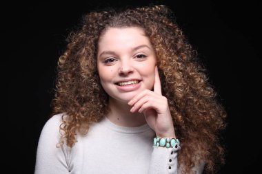 Güzel beyaz kız gülümsüyor