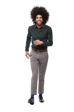 Yürüyüş ve gülümseyen bir siyah adam