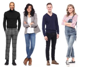 Çok ırklı insanlar kümesi beyaz arka plan üzerinde poz