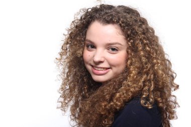 Güzel beyaz kız gülümsüyor