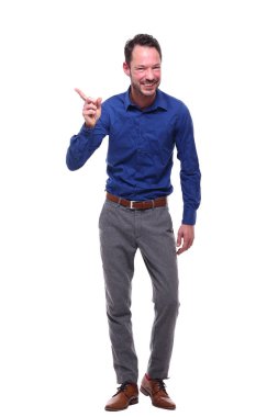 Beyaz adam için bir şey işaret ediyor