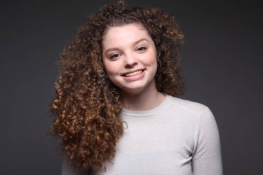 Güzel beyaz kız gülümsüyor