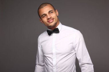 Siyah adam poz gülümseyen