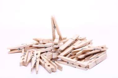 Mandallar beyaz arkaplanda izole edildi